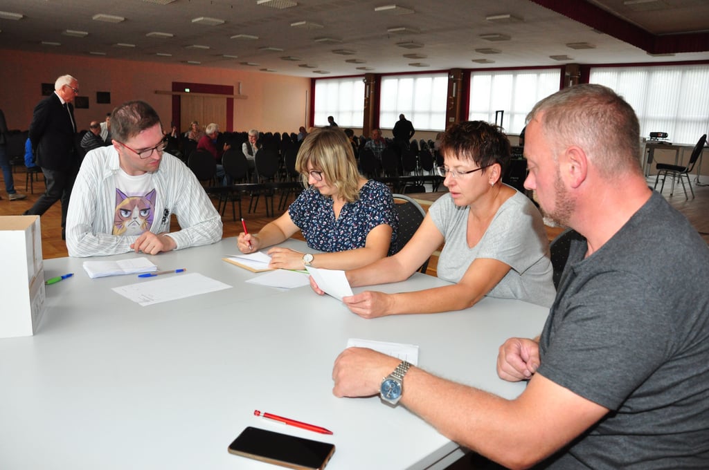 René Seibel (von rechts), Silke Johannsen-Rötz, Christin Riebau und Marcel Rudolph zählten im Kalbenser Kulturhaus die Stimmen für den Vorstand der Güssefelder Teilnehmergemeinschaft aus.