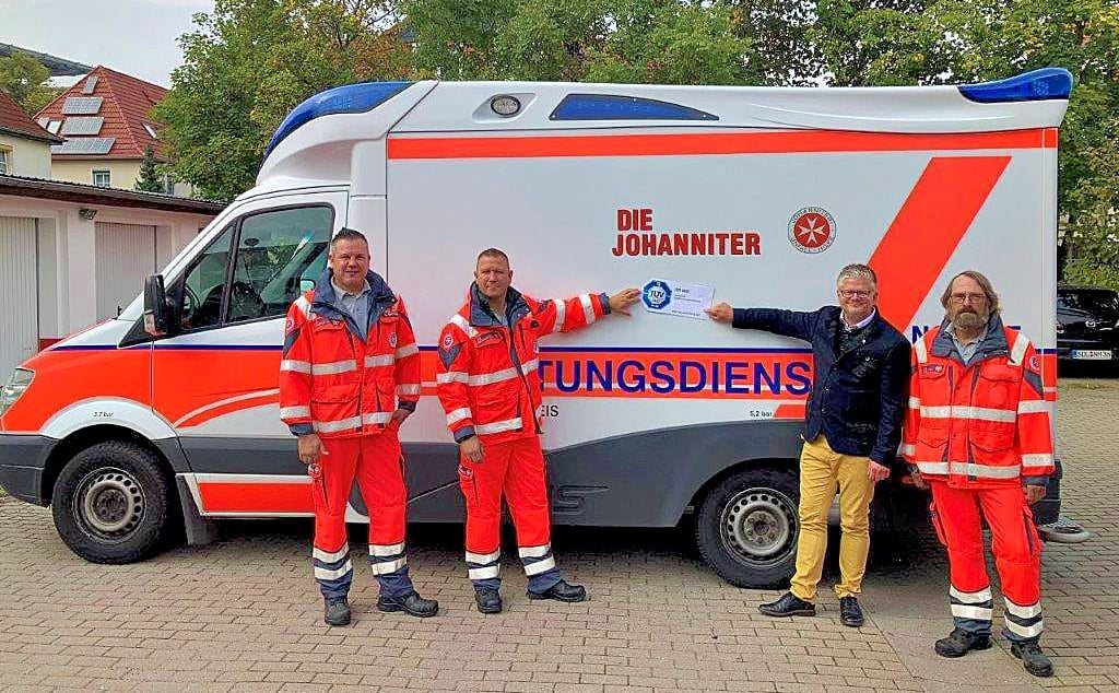 Stolz präsentieren sie das neue TÜV-Siegel für die Johanniter-Unfall-Hilfe in Stendal, von links: Notfallsanitäter Alexander Bertram, Rettungsdienstleiter Marcel Mack, Peter Ruppert als Mitglied des Regionalverbandes Altmark und Rettungssanitäter Frank Bergmann.