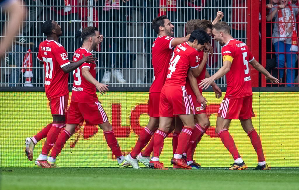 Die Union-Spieler von feiern das Tor zum 1:0 gegen Arminia Bielefeld durch Kevin Behrens (2.v.r).