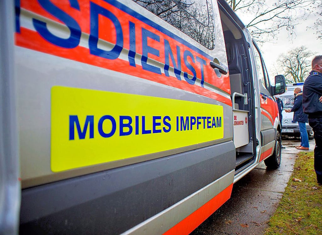 Nach der Schließung der Impfzentren haben wie hier in Stendal mobile Impfteams die Immunisierung gegen das Coronavirus übernommen.picture alliance/dpa/dpa-Zentralbild