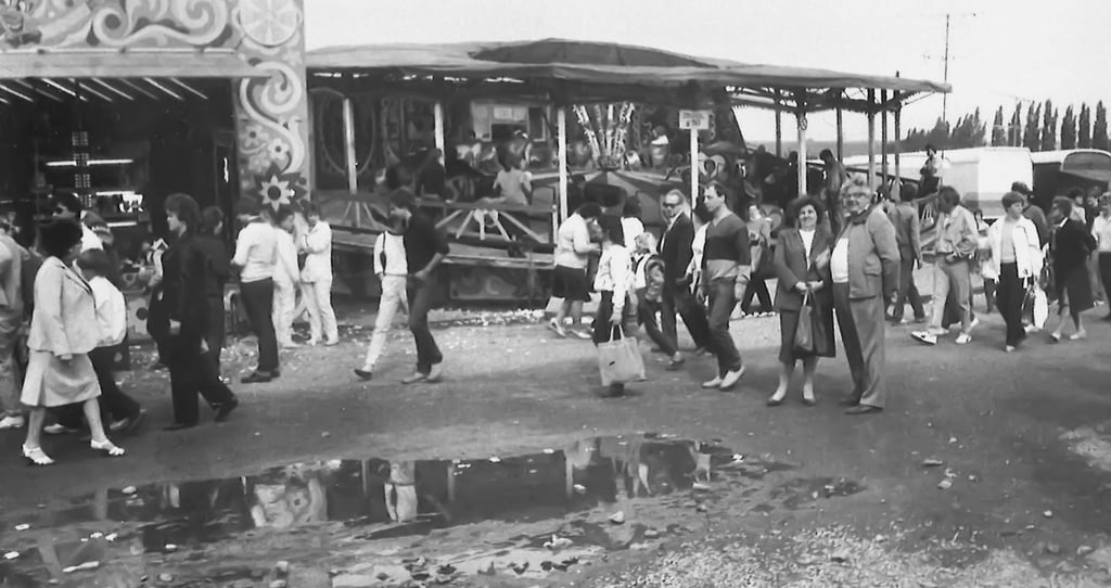 Schlamm und Pfützen: Zu DDR-Zeiten, wie hier in den 1980er Jahren, war das Wiesengelände noch nicht befestigt.