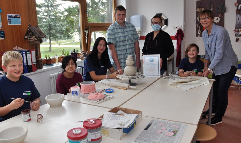 Thaddäus Schlag, Maedeh Akbari, Gelina Marks, Jan-Henrik Ranft, Moritz Ehlert und Betreuerin Anke Rönck nehmen von Katharina Schulz die Urkunde zum Qualitätssiegel "Klasse Unternehmen!"  entgegen.