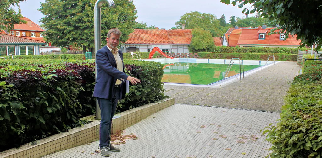Bürgermeister Denis Loeffke im Duschbereich vor dem Zugang ins Ilsenburger Ludwigsbad. In diesem Bereich soll ein Edelstahlbecken die reparaturanfälligen Fliesen ersetzen.