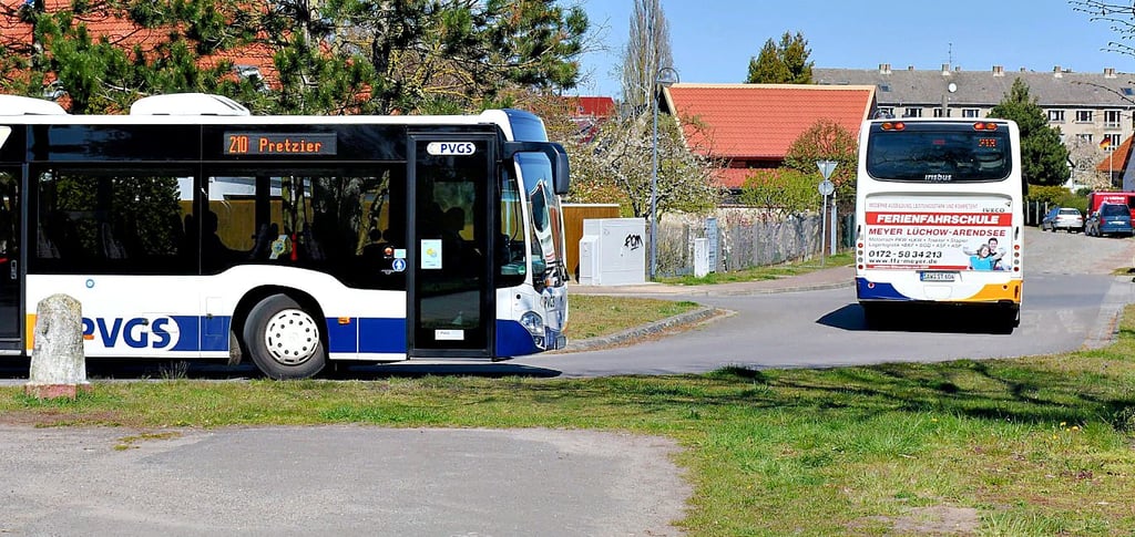 Busse auf der Wendeschleife zwischen Thielbeerer Brücke und Mühlenstraße. Sollten die Gefährte von diesem Bereich verbannt werden, droht eine Rückzahlung von Fördermitteln.