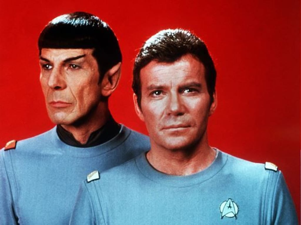 William Shatner (r) als Captain James T. Kirk, Commander des Raumschiffes Enterprise, und Leonard Nimoy als Crewmitglied Spock vom Planeten Vulkan (Foto aus dem Jahr 1979).