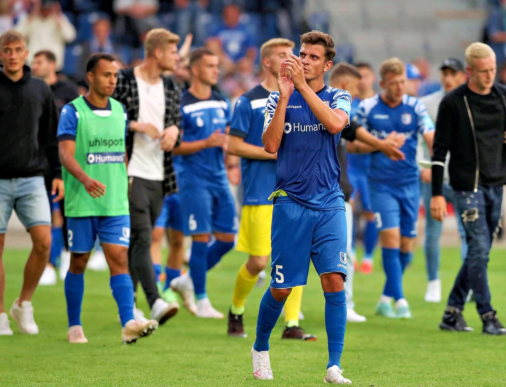 Trotz seiner Verletzung und dem individuellen Training ist FCM-Kapitän Tobias Müller (r.) stets nah an der Mannschaft gewesen ? und hat zuletzt sogar aus der Ferne positiv eingewirkt.