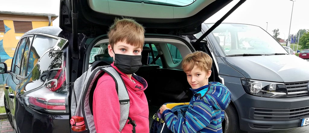 Erster Schultag am Gymnasium in Zeitz: Nick Hünniger und Jonas Becker kennen sich schon aus der Grundschule und freuen sich aufs Lernen.