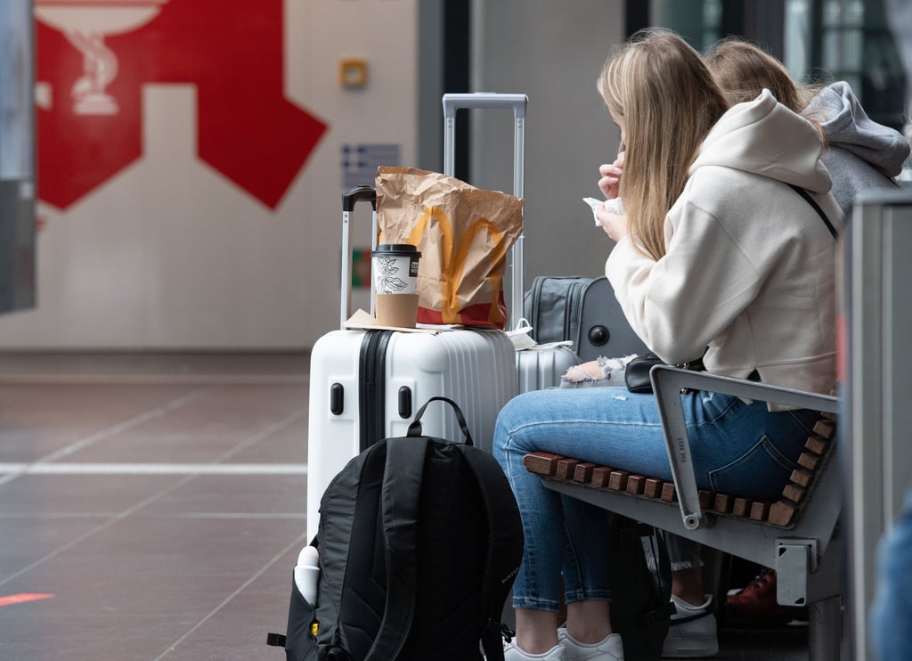 Reisende lassen es sich im Hauptbahnhof in Berlin schmecken. Der GDL-Streik im Personenverkehr bei der Bahn geht erstmal weiter.