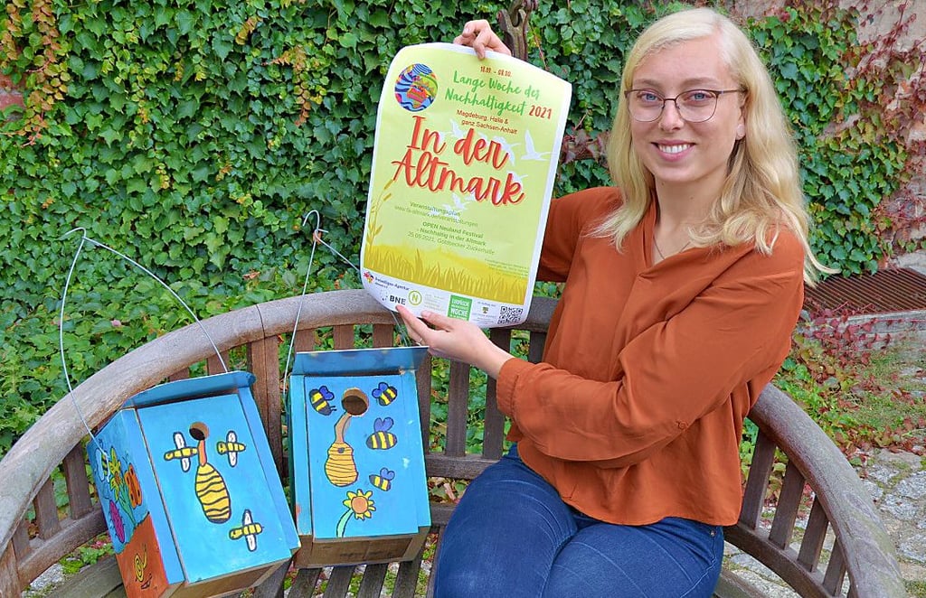 Nistkästen, die neben Kristina Oelze zu sehen sind, können beim Festival in der Zuckerhalle in Goldbeck gebaut werden.