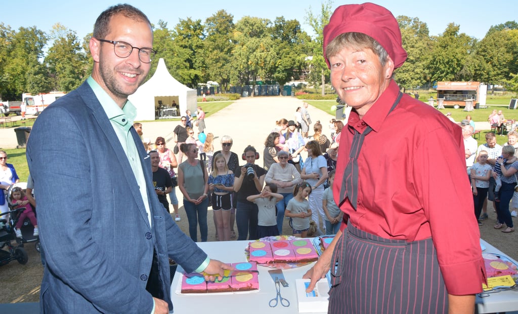 Bürgermeister Philipp Stark und Michaela Delorme hatten die Aufgabe, den Rolandkuchen anzuschneiden.