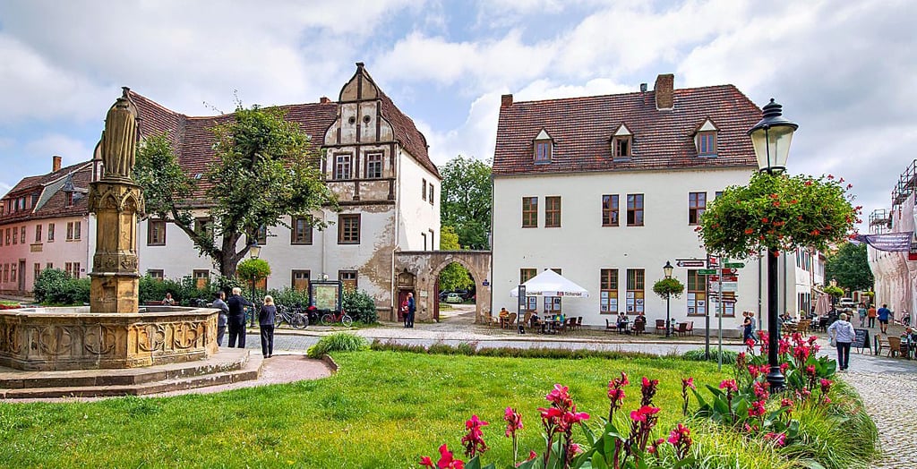 Blick auf den derzeitigen Zustand der Bischofskurie Domplatz 1 (links neben dem Tor), im rechten Gebäude Domplatz 1a soll eine Gaststätte entstehen.