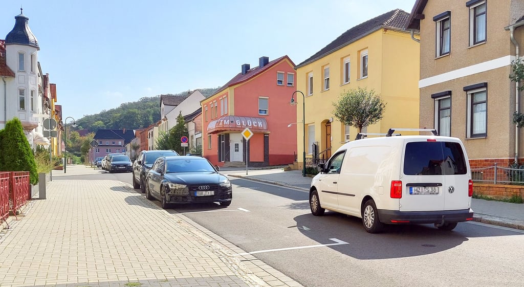 Der untere Teil des Lindenbergswegs in Thale soll zur Einbahnstraße werden. Die Richtung, in die dieses weiße Auto fährt, ist dann nicht mehr zulässig.