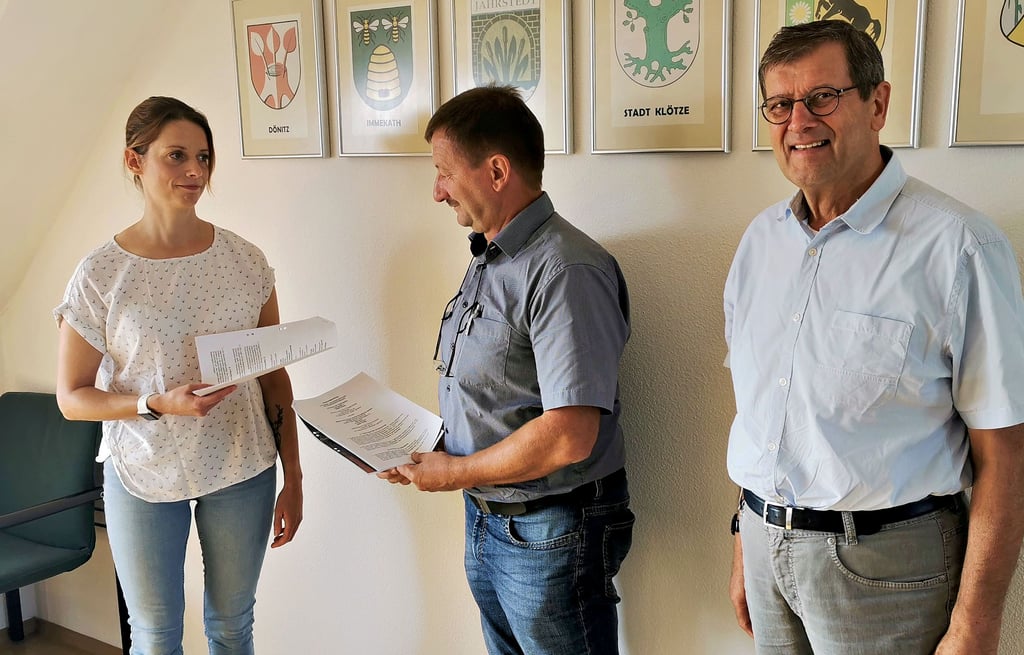 Bürgermeister Uwe Bartels tauschte mit Inga Ludwig und Hartmut Jakobs die Nutzungsvereinbarung aus