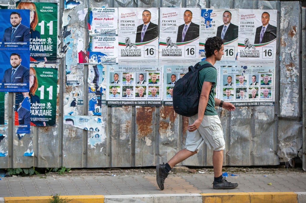Ein Fußgänger geht in Bulgarien an Wahlplakaten vorbei. In dem EU-Land dürfte schon bald die nächste Parlamentswahl anstehen.