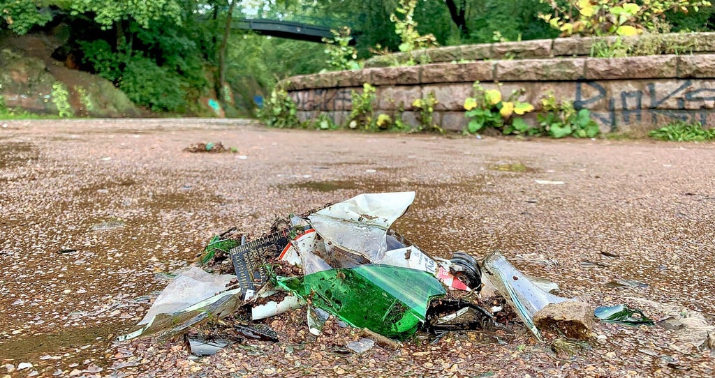 Es sind die Hinterlassenschaften einer großen Party: Auf dem Festplatz in der Galgenbergschlucht liegen zerbrochene Bierpullen.