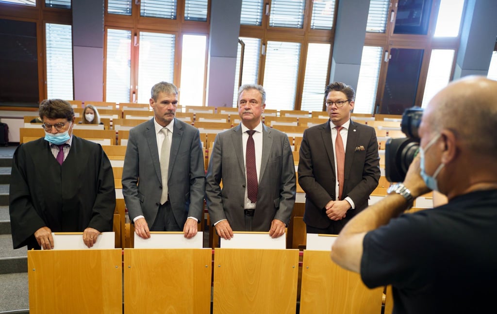 Der Vorsitzende der Lokführergewerkschaft GDL, Claus Weselsky (2.v.r.) bei der Berufungsverhandlung vor dem Hessischen Landesarbeitsgericht in Frankfurt.