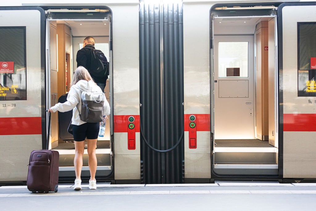 Fahrgäste steigen in einen ICE-Zug am Hauptbahnhof Hannover.