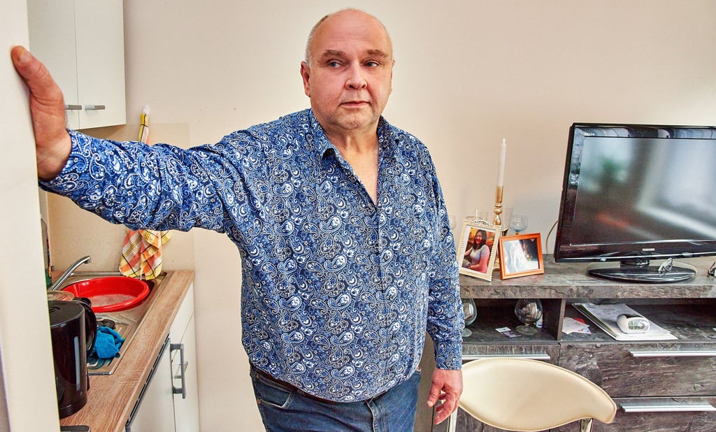 In seiner 25-Quadratmeter-Wohnung kommt Mike Ahlswede zurecht, doch draußen ist der blinde Bernburger orientierungslos. Dennoch schätzte die Deutsche Rentenversicherung Mitteldeutschland zunächst ein, dass der 57-Jährige täglich wenigstens sechs Stunden arbeitstauglich sei.