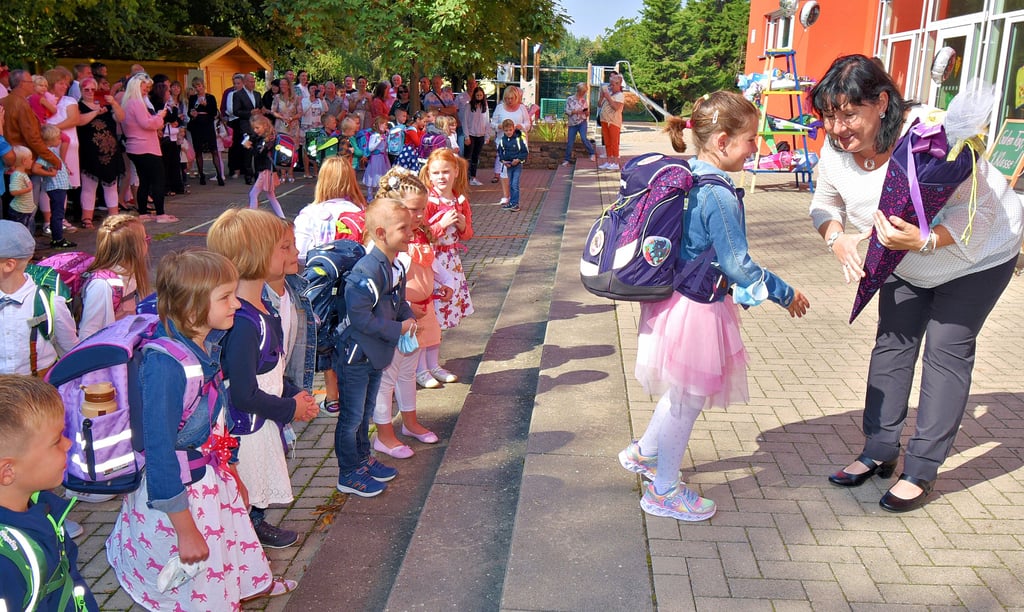 In Egeln wurden gestern 31 Mädchen und Jungen eingeschult. Nach einem dreistündigen Schnupperunterricht mit ihrer neuen Lehrerin warteten draußen auf dem Hof nicht nur ihre Eltern, sondern auch die großen Zuckertüten.