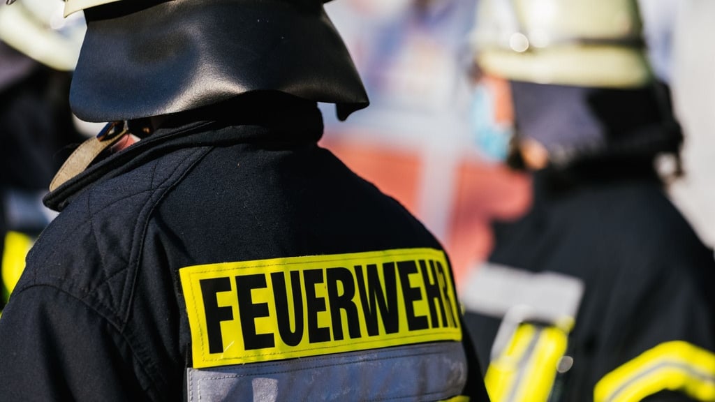 Durch die Feuerwehr musste die Haustür gewaltsam aufgebrochen werden. In der Wohnung fanden die Beamten rund 30 erntebereite Cannabispflanzen, sowie weitere Betäubungsmittel.