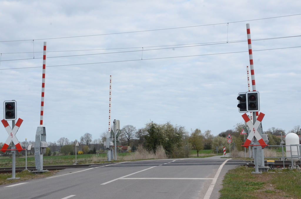 Der Bahnübergang über die Amerikalinie auf dem Bundesfeldweg. Der Ausbau der Strecke zur Kreisstraße bleibt in der Diskussion.