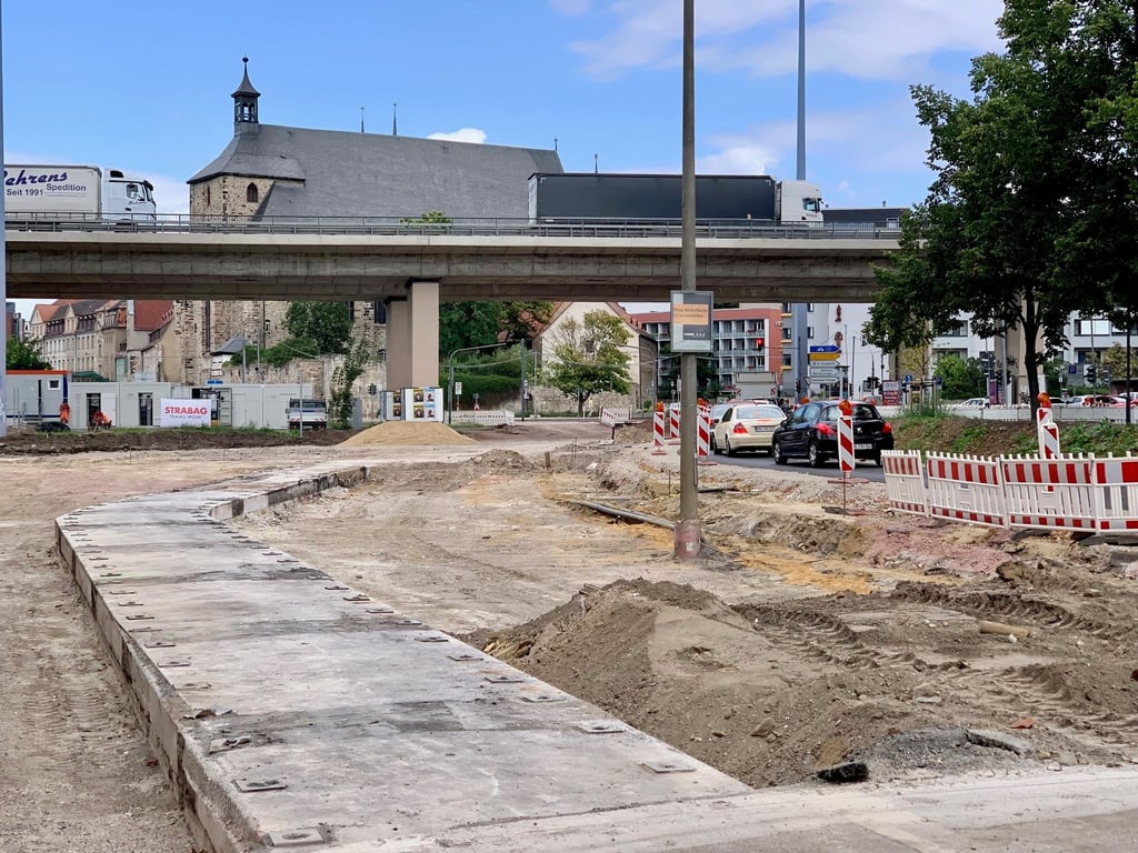 Ein Jahr soll die Sanierung des Glauchaer Platzes dauern. Die Stadt empfiehlt eine weiträumige Umfahrung der Baustelle. - Archivbild