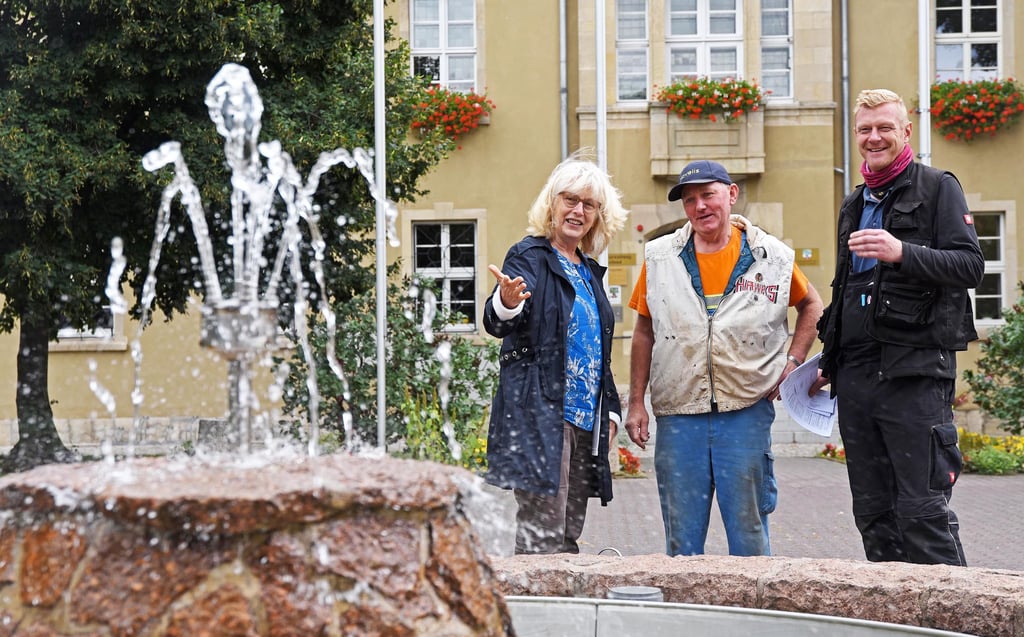Rainer Heuwold (Mitte) hat viele freie Stunden in die Sanierung des Nachterstedter Rathausbrunnens gesteckt. Jetzt plätschert das Wasser wieder.