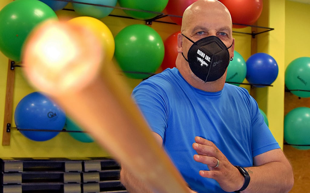 Bernd Matthias zeigt, wie Bänder der Handgelenke mit einem Stock trainiert werden. Einen Glückskäfer gab es als Dank.