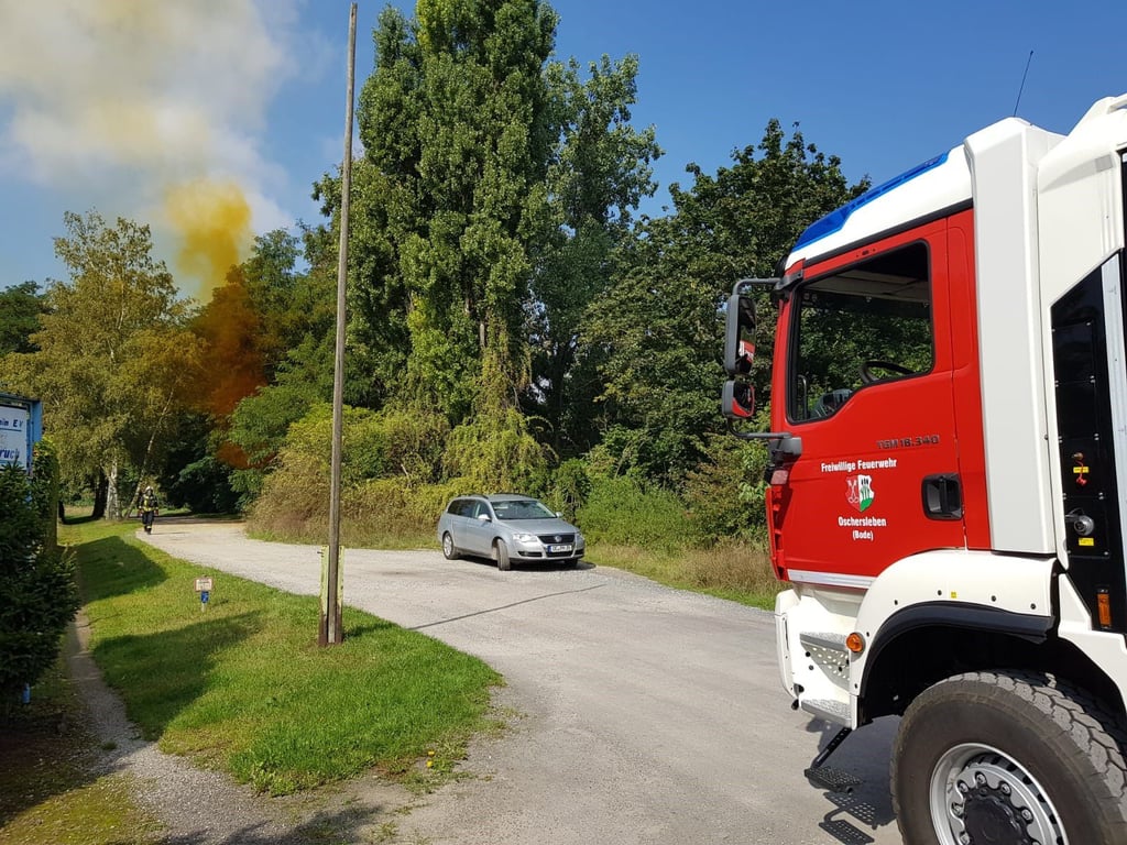 Wegen der orange-gelben Wolke aus Salpetersäure, deren Ursprung noch unbekannt ist, wurde Die Sachsenlandsiedlung großräumig abgesperrt.