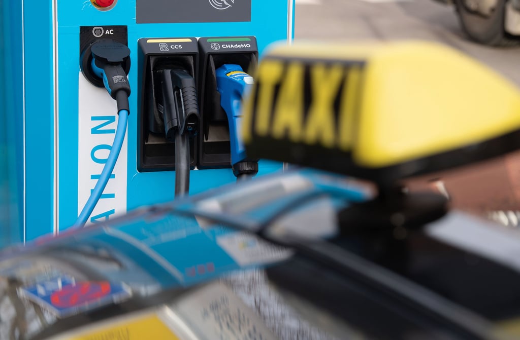 Ein E-Taxi steht an einer E-Taxi-Schnellladestation. Die Stadt Stuttgart hat ihre erste Schnellladestation für elektrischen Taxis in den Dienst genommen. Die Taxi-Schnelllader sind Teil eines "E-Taxi-Aktionsplans" der Stadt. Mit dem Angebot solle den Taxiunternehmen der Umstieg auf Elektromobilität erleichtert werden.