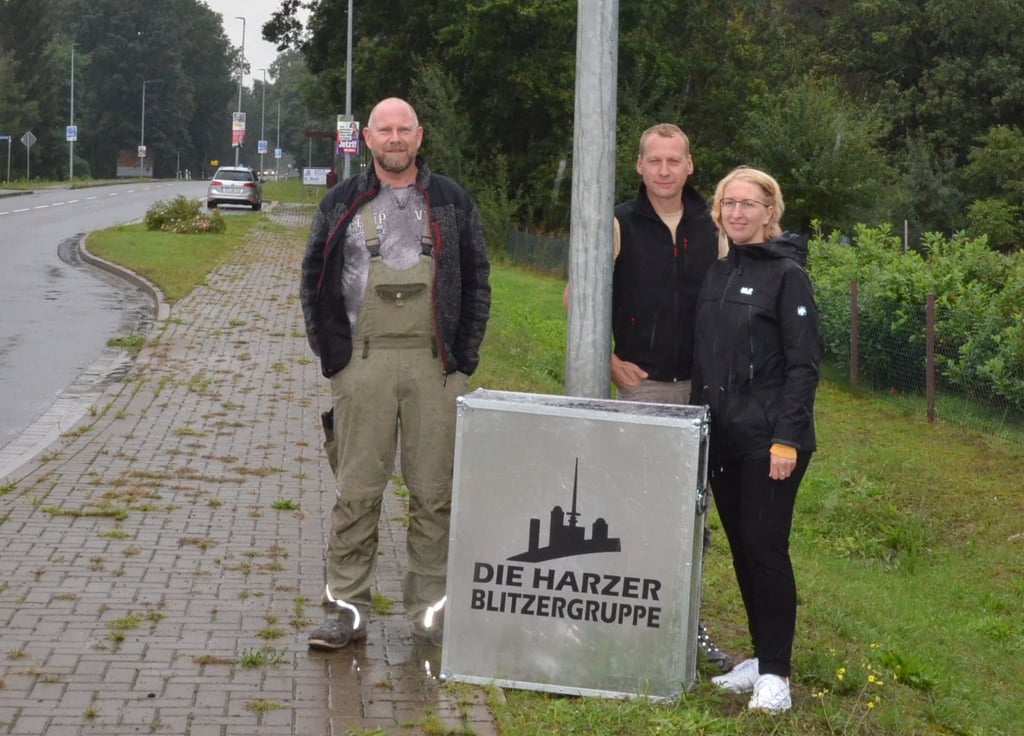 Marion Motzkus hatte den LED-Tempomesser organisiert, ihr Mann Denis sowie Enrico Walther (von rechts) montierten diesen an diese Straßenlampe.