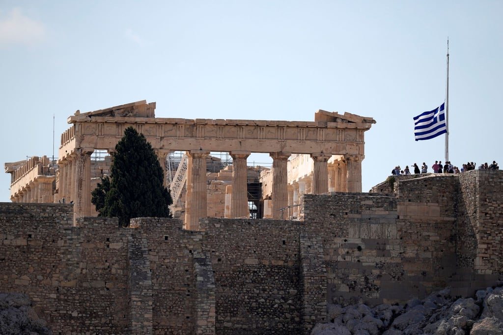 Die griechische Flagge weht nach dem Tod des griechischen Komponisten Mikis Theodorakis vor dem Parthenon-Tempel auf Halbmast.