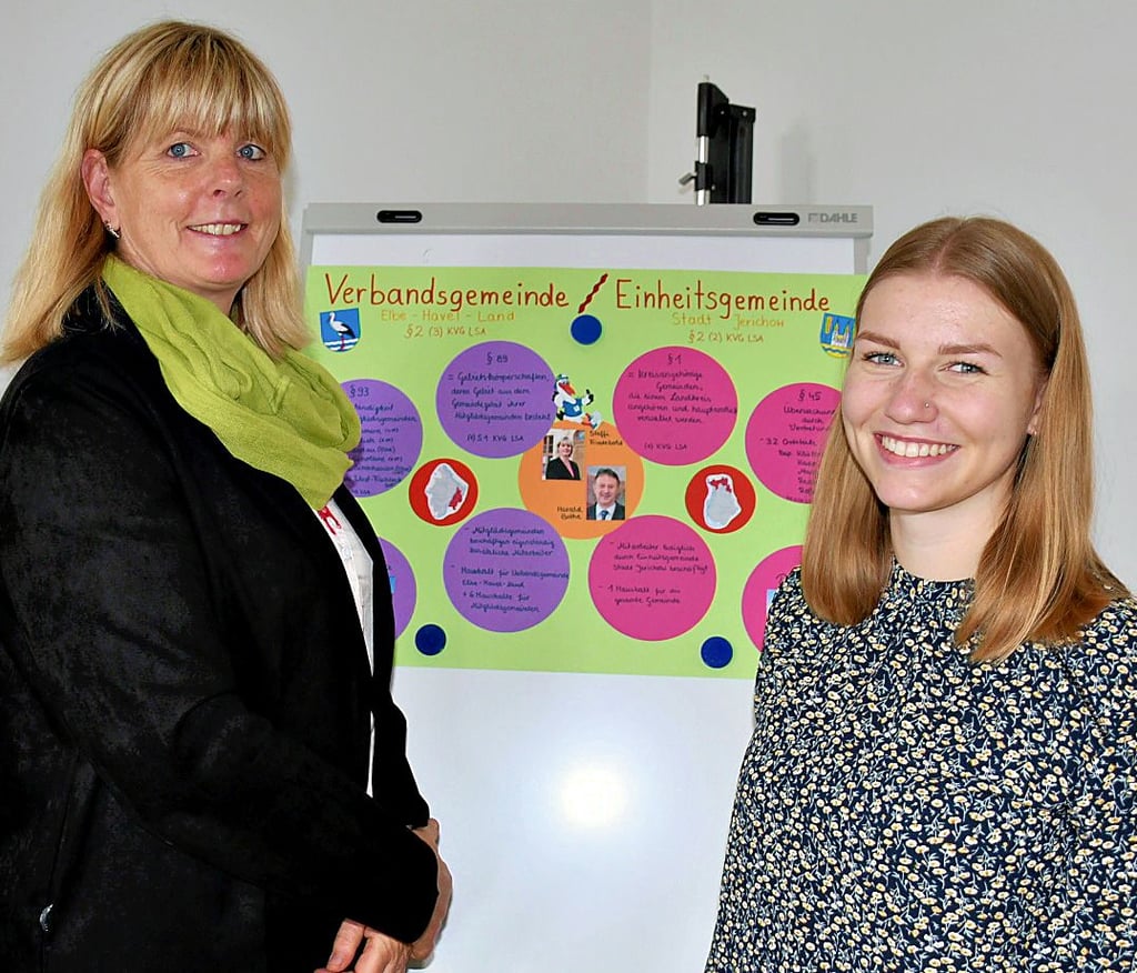 Bürgermeisterin Steffi Friedebold mit der neuen Auszubildenden Friederike Stieger.