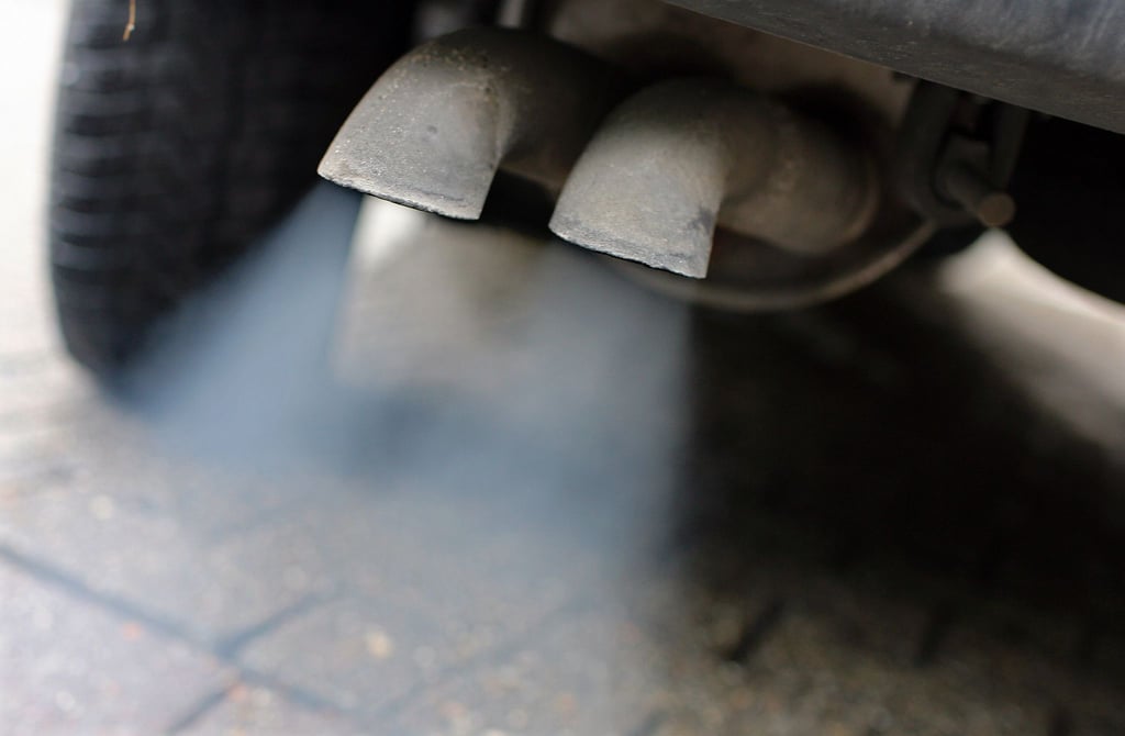 Greenpeace und die Umwelthilfe wollen drei deutsche Autokonzerne verklagen und sie so zu besserem Klimaschutz zwingen.