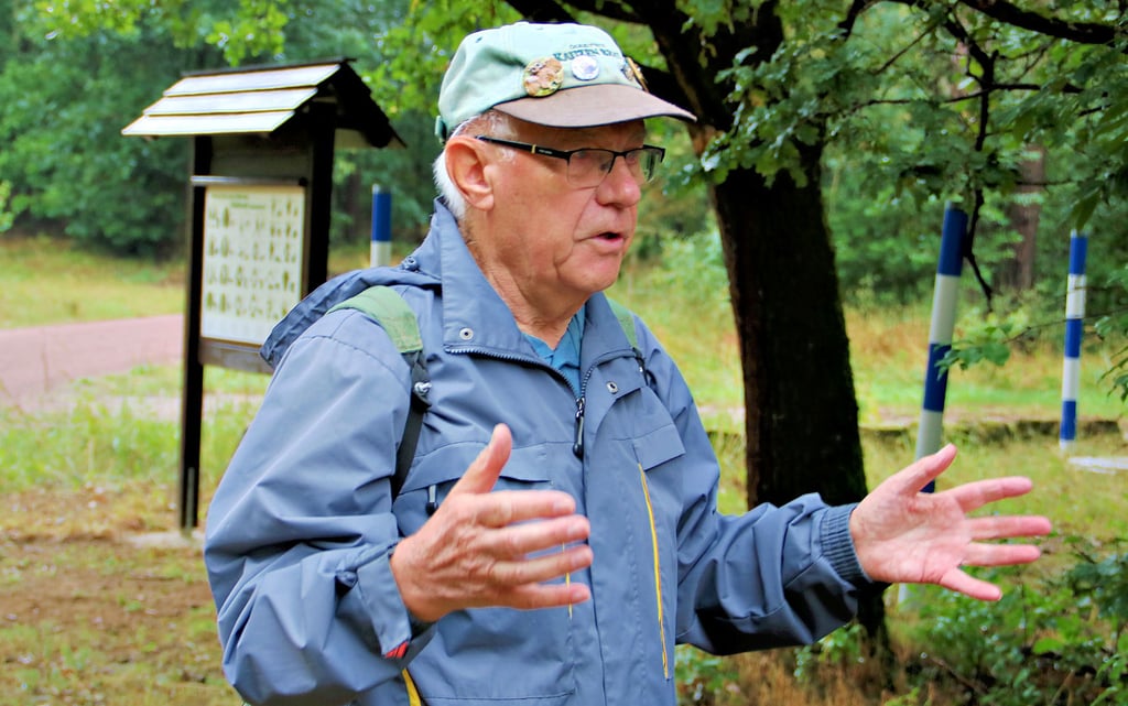 Naturschützer, Hobby-Ornithologe und Leiter des Colbitzer Museumshofes führte die erste Touristengruppe über den neu entstandenen Naturlehrpfad.