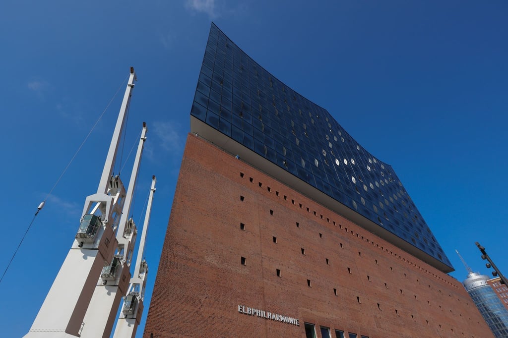 Der blaue Himmel spiegelt sich in der Glasverkleidung der Elbphilharmonie.