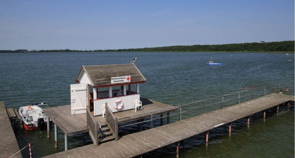 Der Arendsee im Luftkurort Arendsee (Sachsen-Anhalt). Der 550 Hektar große Binnensee mit einer Tiefe bis zu 52 Metern liegt im Dreiländereck zwischen Sachsen-Anhalt, Brandenburg und Niedersachsen.