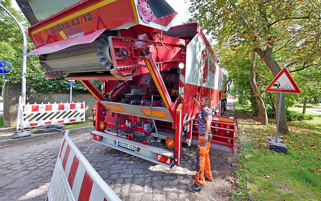 Aus dem Spezialfahrzeug kommt die Bitumenemulsion.