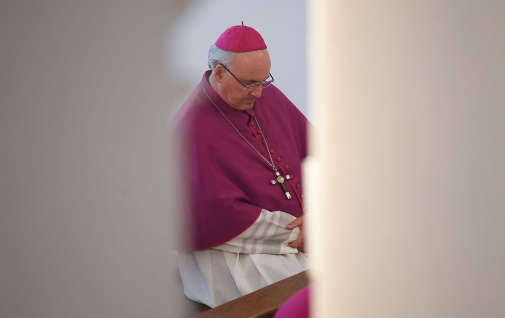 Rudolf Voderholzer, Bischof von Regensburg, betet im Fuldaer Dom vor der Bonifatius Gruft.