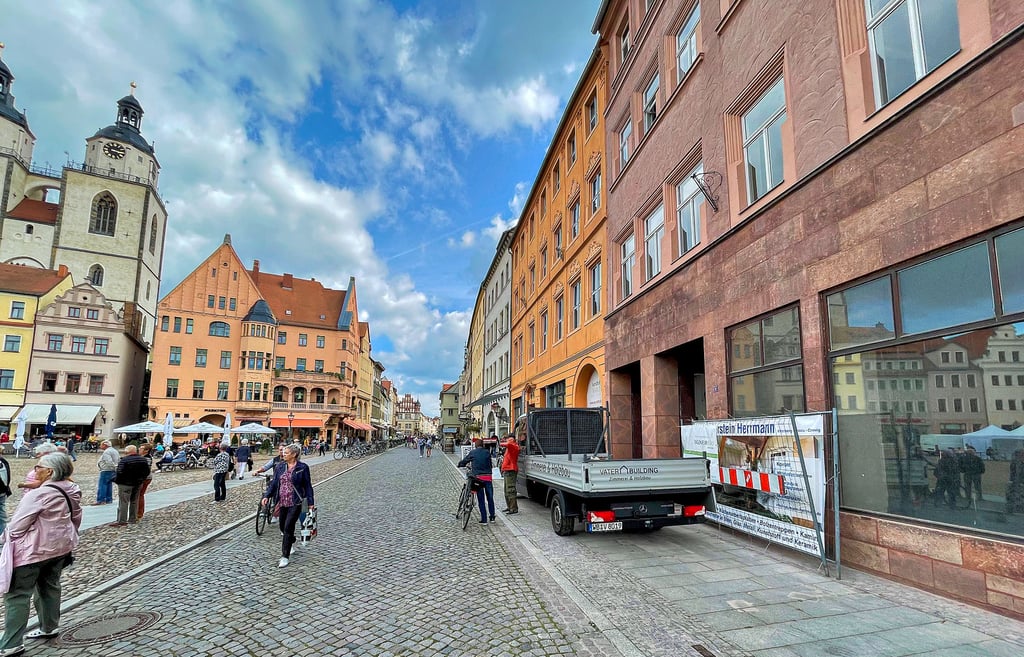 Zur Denkmalsmeile mit Freiluftausstellung wird am nächsten Wochenende die Wittenberger Altstadt (rechts die ?Schaubaustelle? Markt 3).