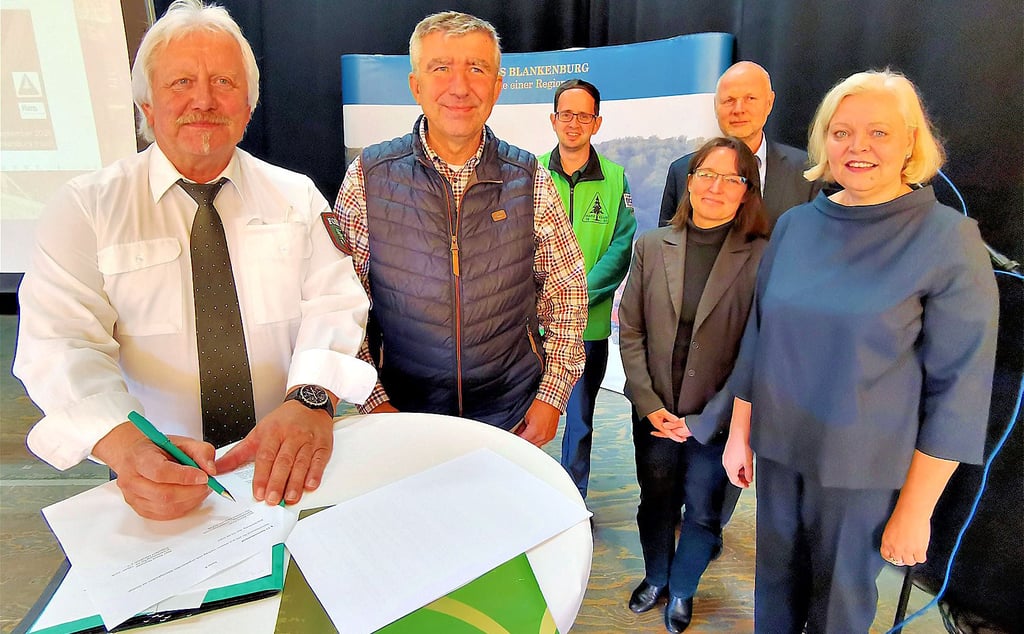 Bernd Dost, Leiter des Landesforstbetriebs Sachsen-Anhalt, unterzeichnet im Großen Schloss Blankenburg im Beisein von Klaus Dumeier, Christian Resow, Anja Van der Molen-Stolze, Dietmar Jung und Heike Schischkoff (von links) den Gestattungsvertrag zwischen dem Landesforst und dem Harzklub.