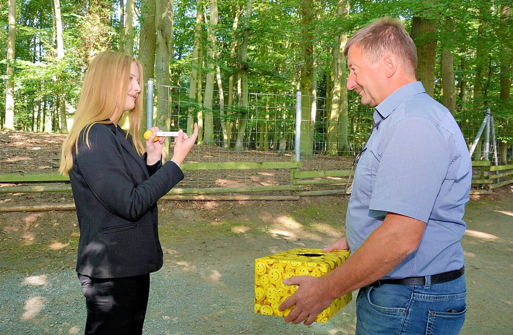 Frieda Petruschkat, Auszubildende bei der Stadt, spielte die ?Glücksfee? und zog den Namen des Esels aus einer Kiste, die Bürgermeister Uwe Bartels hielt.