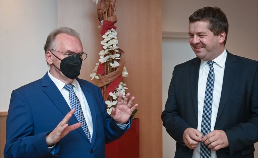 Reiner Haseloff (CDU, l), Ministerpräsident von Sachsen-Anhalt, und Sven Schulze, Landesvorsitzender der CDU Sachsen-Anhalt, unterhalten sich auf der Regionalkonferenz der CDU Sachsen-Anhalt. Wie auch die SPD lässt die CDU in Sachsen-Anhalt aktuell ihre Mitglieder schriftlich über den Koalitionsvertrag für das angestrebte schwarz-rot-gelbe Bündnis abstimmen. Bis zum 7. September können alle rund 6075 Mitglieder abstimmen.