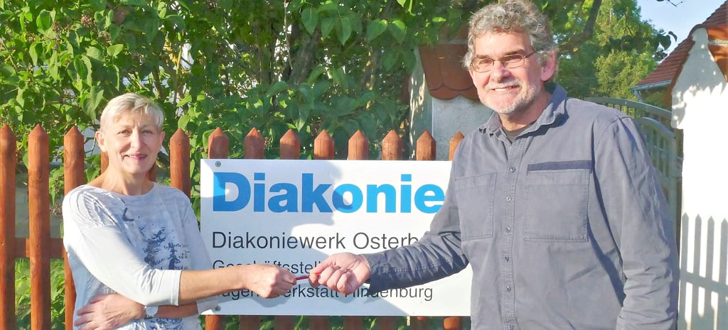 Ellen Baum wurde in Hindenburg vom Diakoniewerk Osterburg in den Ruhestand verabschiedet. Mit einem Kugelschreiber übergab sie symbolisch die Geschäftsführung an Thomas Annabring.