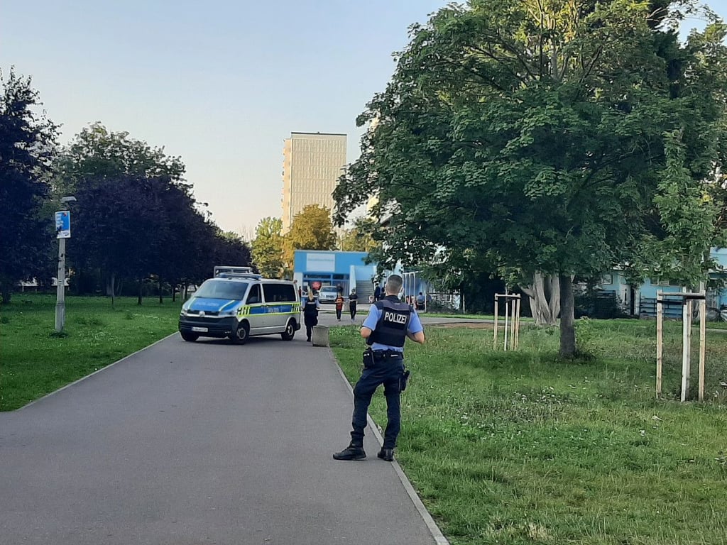 In der Hyazinthenstraße in Halle-Neustadt sorgte am Freitagabend ein verdächtiger Gegenstand für einen größeren Polizeieinsatz.