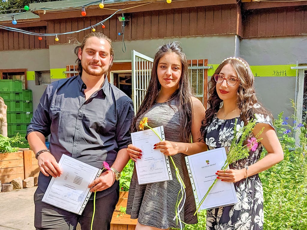 Wazeem Kshek, Gaizal Alain und Rama Altinawy (von links) haben den erweiterten Realschulabschluss geschafft.