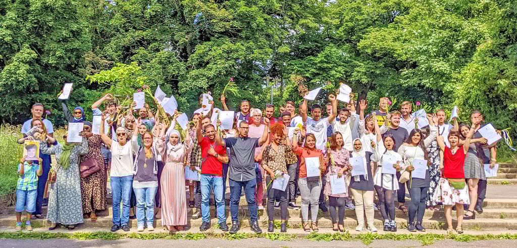 Sie haben es geschafft: Junge Migranten freuen sich über ihren Schulabschluss.