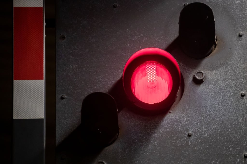 Ein Signal am Bahnhof Berlin-Lichtenberg leuchtet rot.