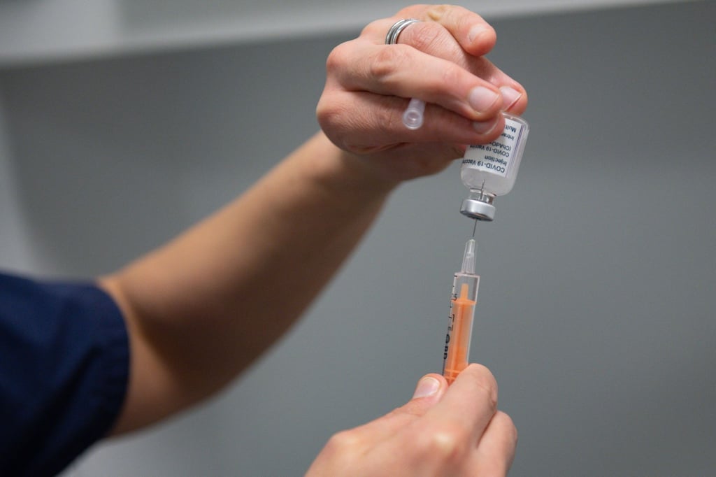 Eine Ärztin füllt im Gesundheitszentrum von Coventry (England) einen Coronavirus-Impfstoff in eine Spritze.