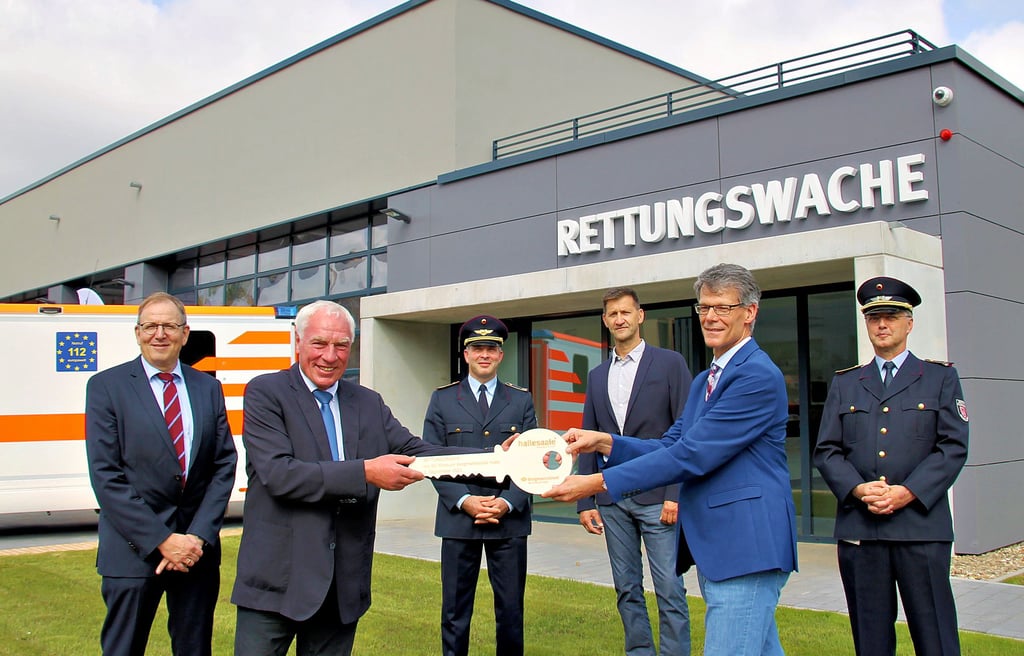 Christian Voß von der Gesellschafterversammlung des Klinkums überreicht Bürgermeister Egbert Geier den symbolischen Schlüssel. Dahinter von links: Klinikchef Thomas Hagdorn Brandoberrat Daniel Schöppe; Stephan Quandt von der Merseburger Ambulance und Karsten zur Nieden, Ärztlicher Leiter des Rettungsdienstes
